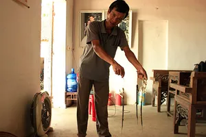 Cả làng hoang mang vì rắn hổ mang 'viếng thăm'