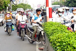 Clip chen ngang, lấn làn lên cầu vượt