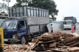 Xe chở gỗ gặp nạn, giao thông ách tắc hai giờ