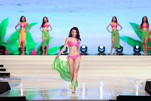 Các người đẹp HH Hoàn vũ Việt Nam khoe ba vòng thi bikini