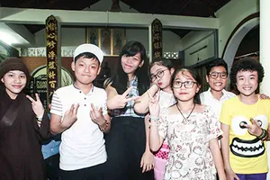 Thiện Nhân, Hoàng Anh vui trung thu cùng trẻ em nghèo