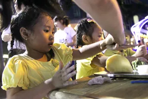 Những thiên thần nhỏ tự tay làm bánh trung thu