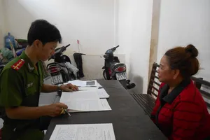 Tháo vòng vàng cho người lạ chỉ qua một lần trò chuyện