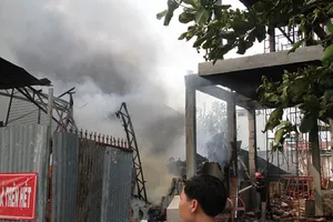 Clip lửa lớn thiêu rụi xưởng may, hàng trăm người dân hoảng hốt