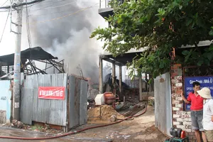 Lửa lớn thiêu rụi xưởng may, hàng trăm người dân hoảng hốt