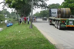 Xe container húc xế hộp lao xuống mương nước