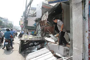 Xe chở rác húc sập ba căn nhà