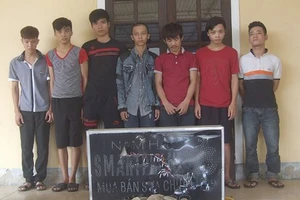 8 thanh niên hủy hoại tài sản bị khởi tố