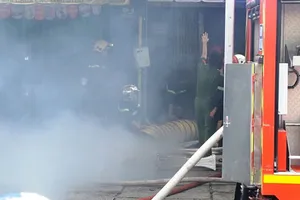 Cháy lớn cửa hàng điện thoại