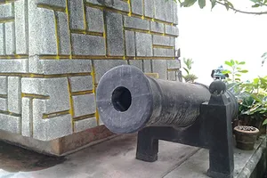 Kỳ lạ ngôi miếu thờ hai viên đạn cùng mảnh vỡ khẩu đại bác