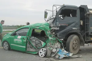 Xe tải tông nát xe taxi, bốn người bị thương