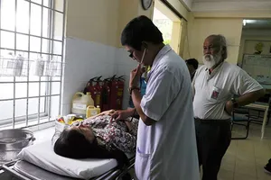 Tài xế giường nằm tông dải phân cách, 5 người thương vong