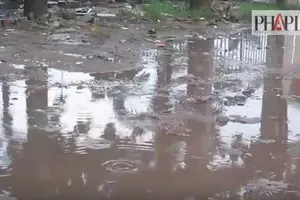 Clip đường nhựa biến thành đường đất