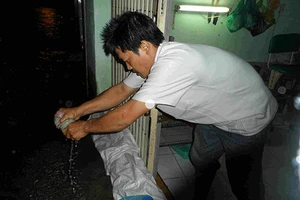 Người dân trắng đêm canh nước tràn vào nhà