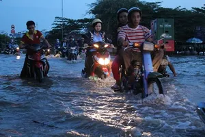 Clip Triều cường, người Sài Gòn bì bõm lội nước về nhà