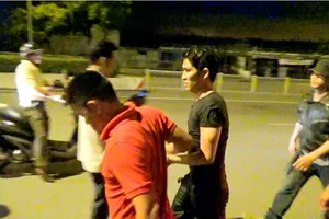 Clip trộm xe máy, bị truy đuổi nhảy xuống sông trốn dưới đám bèo