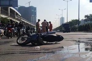 Bị thương nặng khi đi bộ băng qua xa lộ đón xe buýt