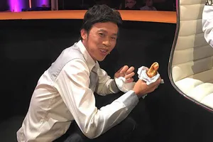 Ca sĩ Đàm Vĩnh Hưng tung ảnh hậu trường Hoài Linh