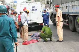 Chạy xe máy làn ô tô, nam thanh niên gặp tai nạn tử vong