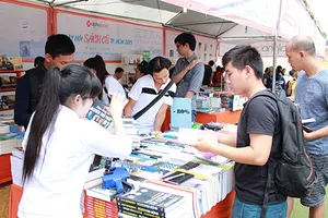 Hàng ngàn 'mọt sách' chen chân tại Ngày hội sách cũ TP.HCM 2015