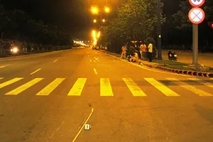 Tài xế lái xe ô tô màu đỏ cán chết người nước ngoài ra trình diện