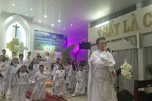 Đàm Vĩnh Hưng mặc áo dòng hát ở nhà thờ