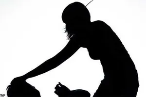 Cãi nhau, vợ cầm kéo đâm chồng tử vong