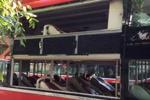 Xe khách bị ném đá, hơn 25 hành khách hoảng loạn