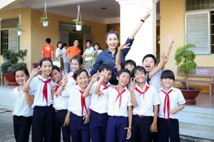 Á hậu Lệ Hằng thăm thầy cô nhân ngày Nhà giáo Việt Nam