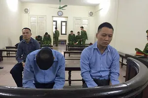 Mâu thuẫn tại quán nhậu, xách súng bắn người