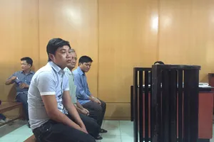 Vì đống phân bò, cha con, hàng xóm kéo nhau hầu tòa