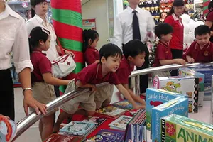 Triển lãm sách thiếu nhi 'Vui Giáng sinh - đón năm mới'