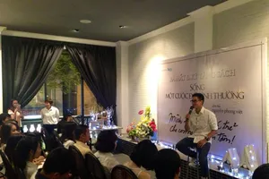 Nguyễn Phong Việt bán thơ để tặng sách cho trẻ em nghèo