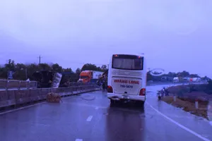 Xe chở heo tông dải phân cách, lật nghiêng