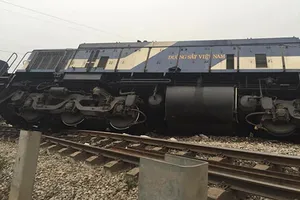 Xe tải chở đá tông tàu hỏa, đầu tàu lật nghiêng