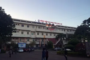 Nữ bác sĩ bị khống chế, cướp điện thoại trong phòng làm việc