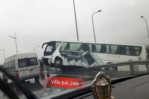 Xe lật nghiêng trên đường cao tốc, nhiều người bị thương