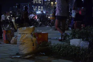 Đường phố Sài Gòn đầy rác sau màn pháo hoa