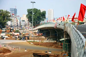 Cận cảnh con đường hơn 6 ngàn tỉ đồng trong ngày đầu thông xe