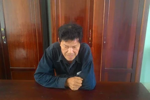 Bị truy nã, lẩn trốn 9 năm mới ra đầu thú