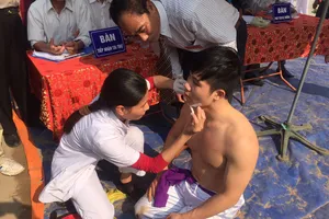 Trai tráng mình trần tranh cầu gỗ 25 kg