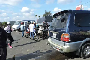 Xe 12 chỗ bị tông bay lên dải phân cách, nhiều người bị thương