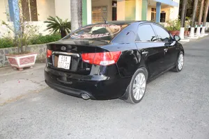 Tạm giữ ô tô mang băng rôn... bêu xấu hai cán bộ