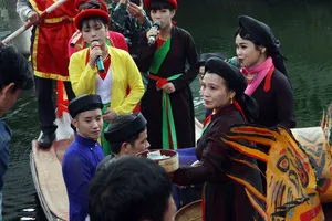 Quan họ vẫn ngửa nón 'xin' tiền ở hội Lim