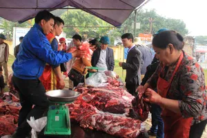 Nườm nượp người mua thịt trâu chọi gần triệu bạc một ký