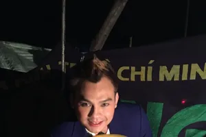 Kim Tiểu Long gom 'lộc', chia cho người nghèo