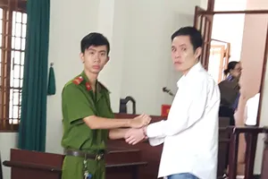 Giấu ma túy trong túi quần để xài dần, gỡ bảy cuốn lịch 