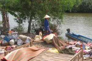 Lửa bốc cháy khắp nhà, một hộ dân phải dọn ra ngoài ở