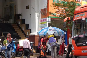 Cấm xe khách dừng, đỗ trên các tuyến 'nóng' về xe 'dù'