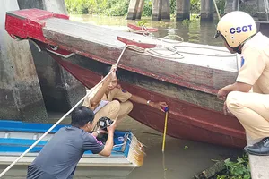 Ghe chở lúa đụng vỏ lãi, bé gái bốn tuổi mất tích